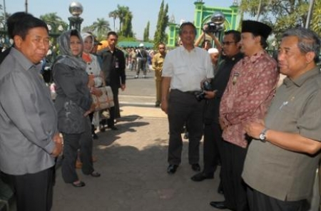 BUPATI BERBINCANG DENGAN IBU ANI YUDHOYONO